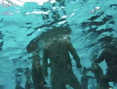 Εκπαιδευτής των Navy Seals εξηγεί γιατί πρέπει να κάνουμε μπάνιο με κρύο νερό (βίντεο)